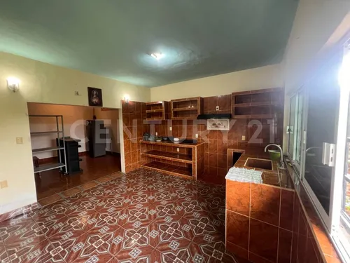 Amplia Casa De 3 Niveles Con Vistas Panorámicas En Lomas De Enmedio
