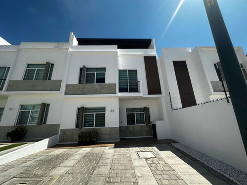 Venta Céntrica Con 5 R Y 4 B Roof Garden Y Alberca