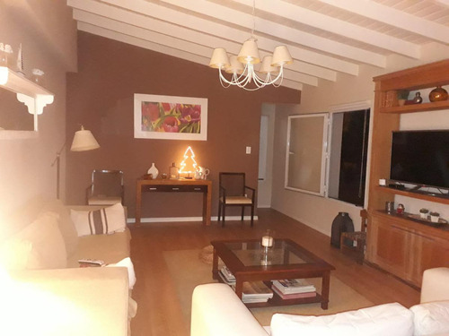 Casa En Venta - 3 Dormitorios 2 Baños - 200mts2 - Azul