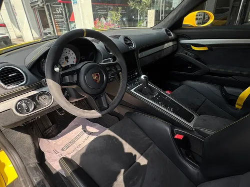 Porsche Gt4 Amarillo 2020