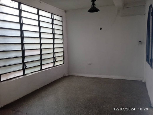 Rivero Bienes Raíces Promociona Y Vende Casa De Dos Niveles En La Urb. Girardot