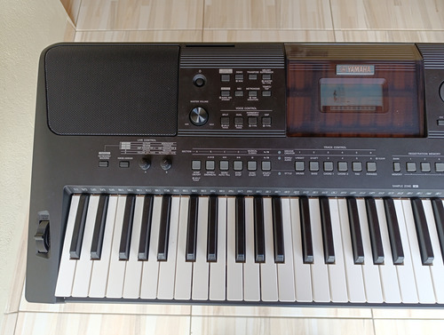 Teclado Yamaha Psr-e463 + Capa + Suporte + Pedal Usado Preto (Usado)