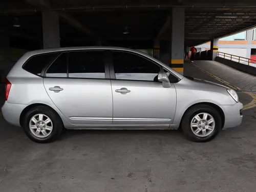 Kia Carens RONDO LX 2.0 MT 4X2 7PSJ