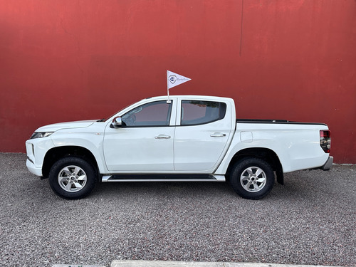 Mitsubishi L200 2.4 Cabina Doble 4x2 Mt
