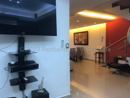 Hermosa Y Bella Casa De Niveles Con Detalles En Escayola, Estilo Moderno Con Cocina , Con Tope De Siliestone , Baños Modernos ,ubicada En Zona Tranquila, Conjunto Exclusivo Y Entablillado Con Patio, Z