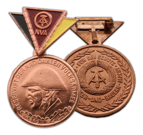 Medalla O Pin Metálico De Alemania Oriental Para Reservistas