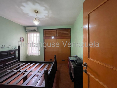 Jip 25-16988. Rent-a-house Vende Hermoso Townhouse De 261 Mts2, 5 Hab, 4 Baños, El Urbanismo Cuenta Con Cancha, Parque Infantil Conectado A Pozo Y Mucho Mas. En Urb. Araguama Country, Maracay.