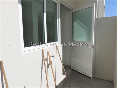 Casa De 3 Recamaras Con Baño Cada Una, Renta - Zibata | Ml