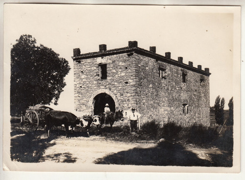 Antigua Fotografia Construccion En Piedra Y Carro A Sangre