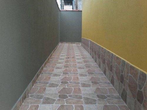 Imagem 15 de 30 de Imóvel Novo Tipo Casa Térrea Em Condominio Fechado Com Excelente Acabamento Com Azulejo Até O Teto Tanto Na Cozinha Como No Banheiro E Moldura De Gesso Nestes Dois Ambientes Janela De Alumínio Cor B