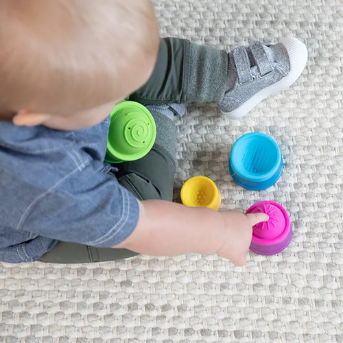 Set De Tacitas Apilables Con Pop Its Fat Brain Toys Dimpl Stack Para Bebés 6m+ Multicolor Plástico