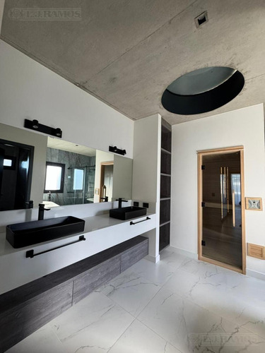 Casa Al Lago En El Barrio Costas, Puertos / Escobar