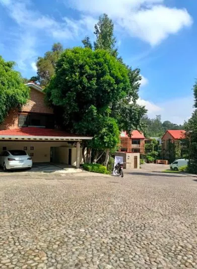 Casa En La Loma, Con Jardín Y Terrazas