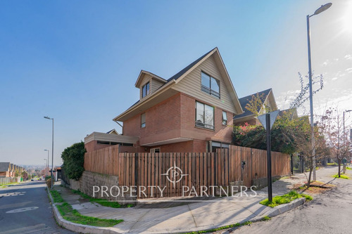 Se Vende Casa En Seguro Barrio Y Con Hermosa Vista...
