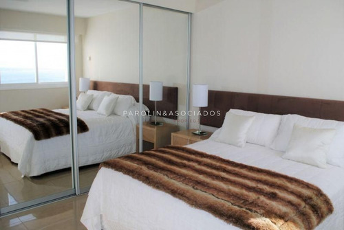 Departamento De 2 Dormitorios En Torre Aquarela, Mansa, Punta Del Este-ref:32