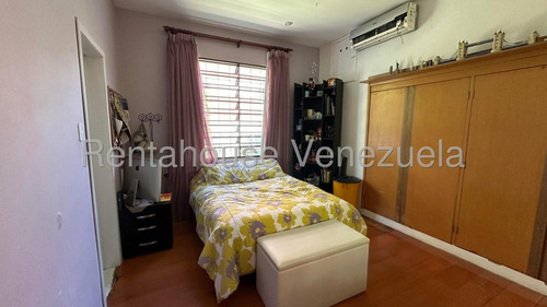 Casa En Venta En Los Palos Grandes Con Terreno Único Kg Negociable