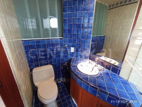 Casa Tipo Colonial Con 3 Recamaras Y Amplio Jardín