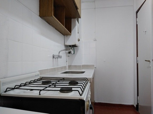 Imagen 4 de 12 de Amplio Depto De 2 Ambientes Sobre Avenida Sin Expensas