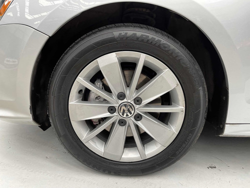 Imagen 10 de 12 de Volkswagen Jetta 2016 2.5 Comfortline At
