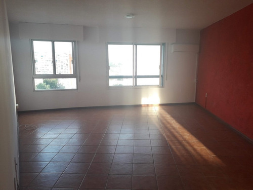 Venta Apartamento 2 Dormitorios, Portería Y Vigilancia, Excelente Ubicación En Centro