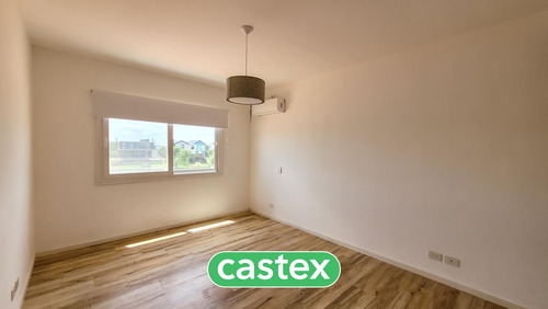 Casa En Venta Con Pileta A La Laguna En Marinas, Puertos, Escobar