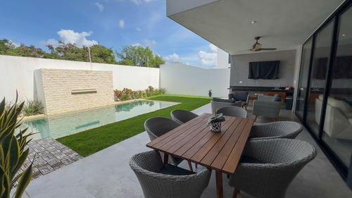 Casa En Venta Con Paneles Solares En Privada Residencial Parque Natura, Merida.