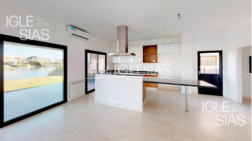 Casa Al Lago En Venta Con 4 Dormitorios En Los Lagos, Nordelta.
