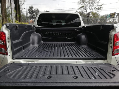 Imagen 5 de 13 de Mitsubishi L200 2018 2.4 Cabina Doble 4x2 Mt
