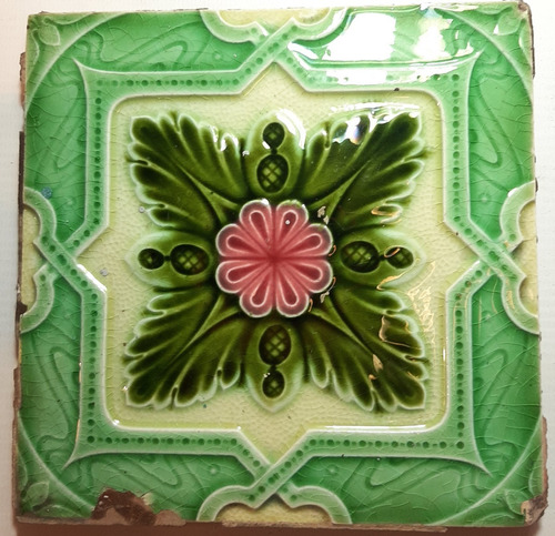 Imagen 1 de 5 de Antigua Mayólica En Relieve Con Motivo Floral 15,5x15,5 7717