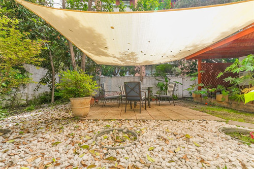 Casa En Venta De 7 Dorm. En Providencia
