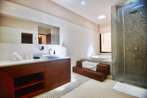 2 Casas Por El Precio De Una! Villa De 7 Recamaras Con 2 Albercas Lock-off Amueblada