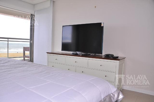 Apartamento De 4 Dormitorios Ubicado En Primera Linea De Playa Brava, Punta Del Este