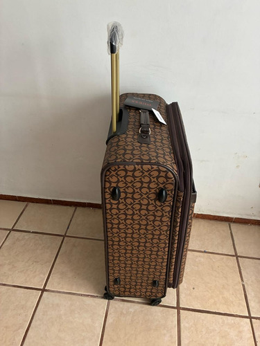Maleta De Viaje Café Guess Karlin Travel Mod.l8836988-coc Marrón Oscuro Karlin Travel