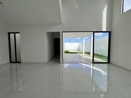Casa En Venta En Morera, Cholul, De 4 Habitaciones Con Alberca