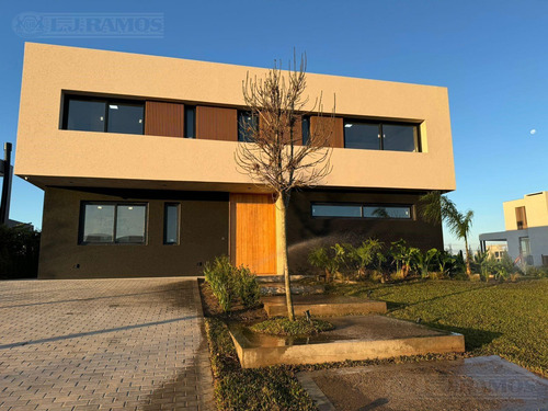 Casa Al Lago En El Barrio Costas, Puertos / Escobar