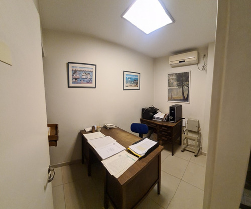 Junín Al 1000 Y Av. Santa Fe. Planta Baja Al Frente A La Calle Superficie Total 177 M2, Cubierta 148 M2. 6 Consultorios. 2 Baños. 1 Toilette. Patio. Laboratorio. Office. Impecable. Apto Crédito