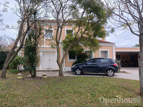 Casa En Venta En Barrio Los Jazmines Con Piscina