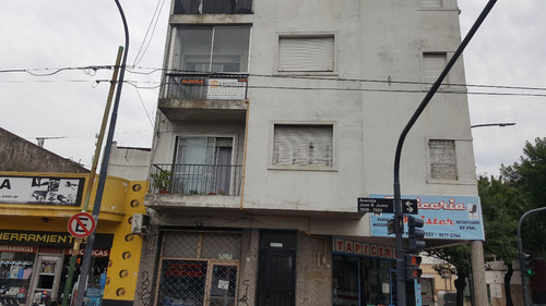 3 Ambientes Al Frente Con Balcón, 2do. Piso Por Escalera