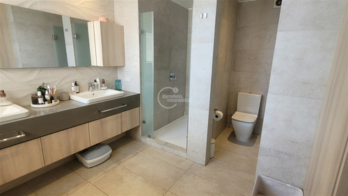 Departamento En Venta De 5 Dorm. En Las Condes