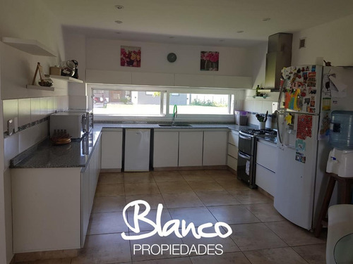 A Laguna! Venta De Excelente Propiedad De Dos Plantas Dentro Del Barrio San Matías