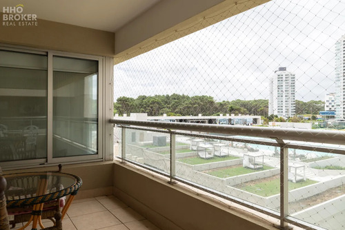 Apartamento En Venta De 3 Dormitorios, Torre Lobos, Punta Del Este, Playa Brava.