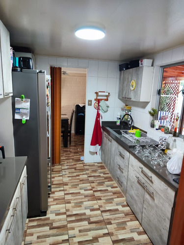Casa Regularizada Dos Pisos En Los Aromos