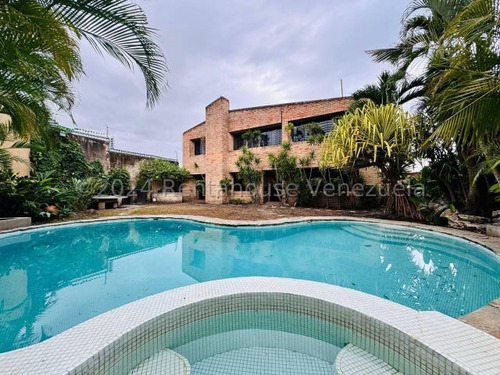 Gisselle Lobo Vende Espectacular Casa Al Este De Barquisimeto, Con Amplios Espacios Acogedores, - 2 4 1 7 6 73- Patio Hermoso Con Piscina, Jacuzzi, Area Social Para Compartir En Familia.