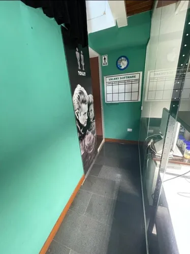 Oficina Remodelada Minimalista