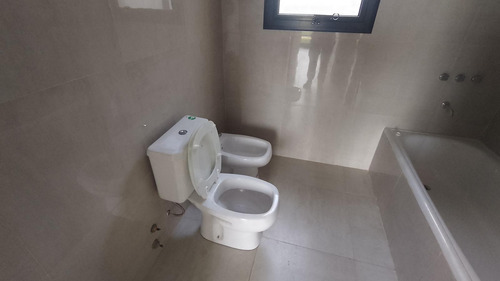 Casa En Barrio Don Mateo, 3 Dormitorios, 168 M2 Cub, Pileta, Radiadores.-