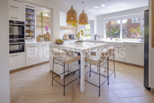 Casa Remodelada, En Condominio Con Buena Conectividad