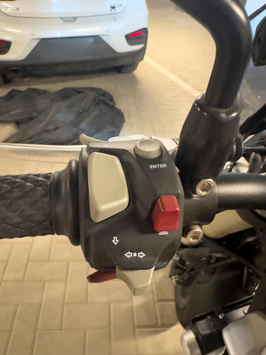 Voge 500 Ac 2023 Con Accesorios, Detalle Por Caida Parada