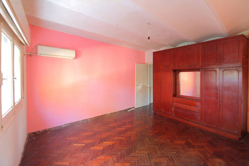 Oportunidad !! Cordón Sur, Sobre Calle Guaná. Padrón Único, 105 M2, Garage Amplio. 2 Dormitorios, 1 Baño.