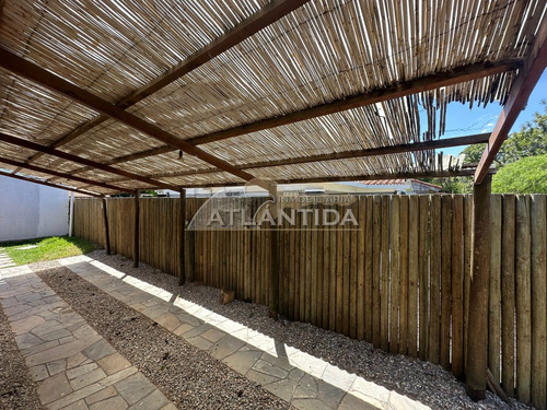 Venta En Atlántida, A 3 Cuadras De Av Artigas, Casa Principal, Barbacoa, Apto Al Fondo Y Piscina Climatizada. Inm Atlántida.