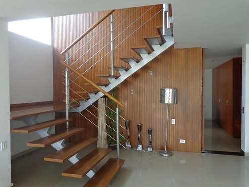 Imagen 9 de 26 de Espectacular Casa En Venta En Santa Elena, Totalmente Remodelada, Piso De Porcelanato, Diferentes Ambientes Y Espacios, Areas Recreativas Y Verdes, Inf. 0424-5337900, Cod. 22-17104, Nds 25